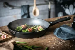 ELO mit Freude kochen! ELO Bratpfanne /Stielpfanne Ø 28 SAVE Aluguss inkl. Pfannenschoner